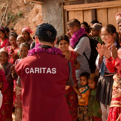 Imagen de trabajos de Cáritas ayudando a unos habitantes de una población subdesarrollada