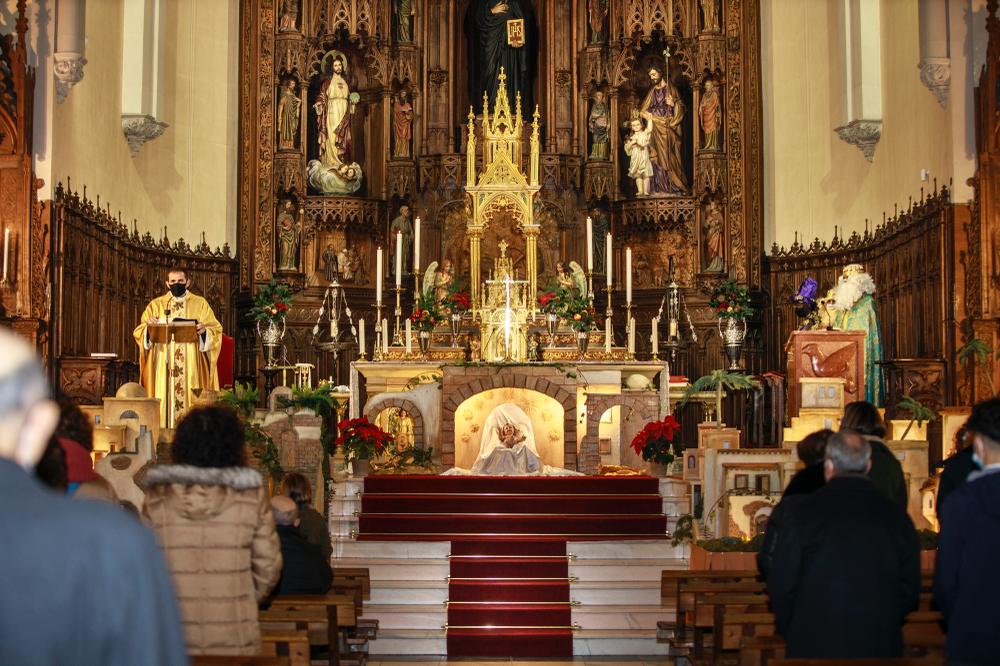 Imagen con vista del altar el día de la adoración de los Reyes Magos en la Parroquia